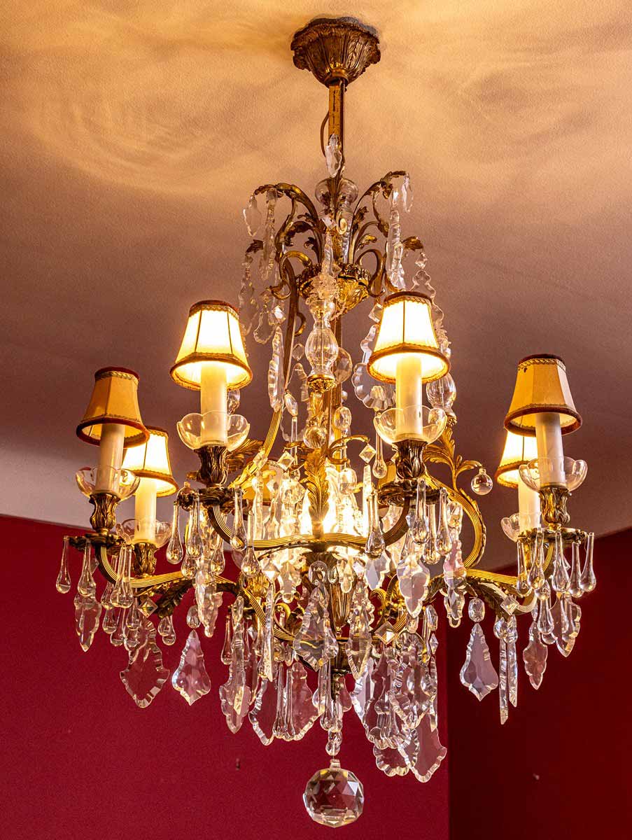 Křišťálový lustr v barokním stylu
