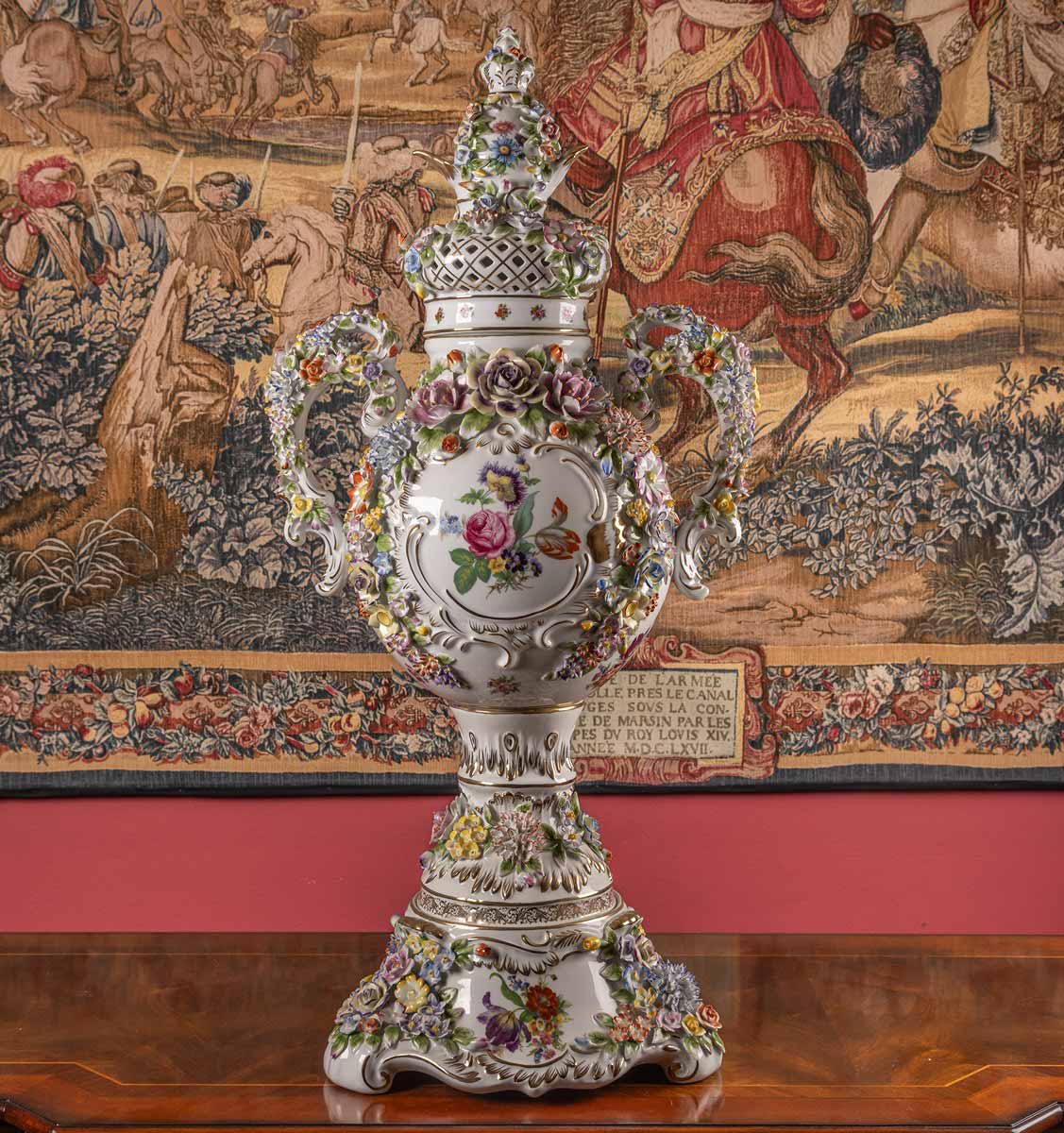 Vysoká dekorativní dvouuchá váza s víkem