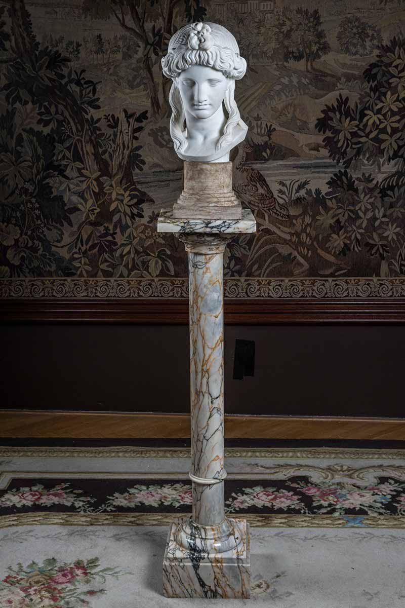 Busta dívky na podstavci