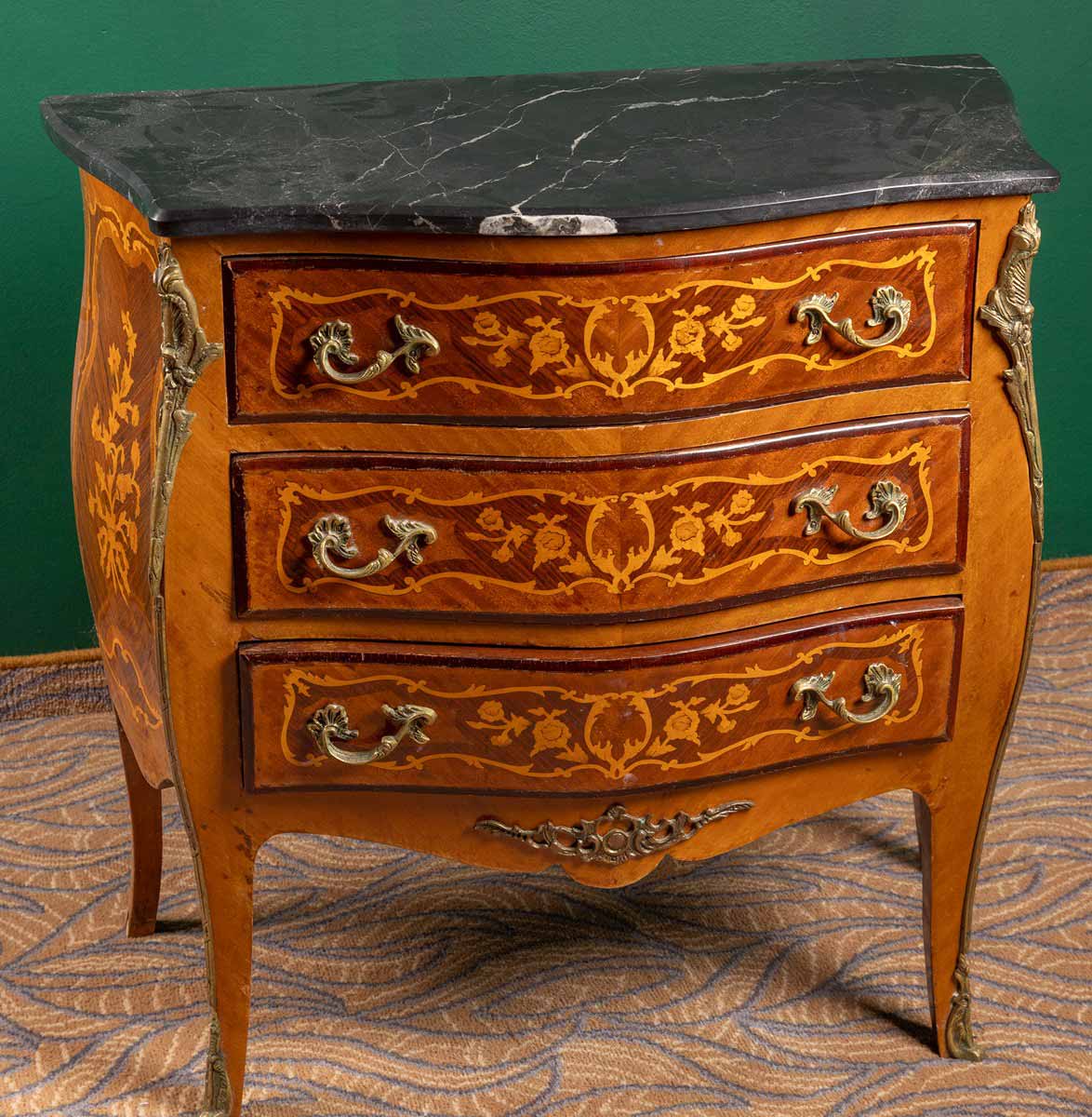 Komoda v barokním stylu