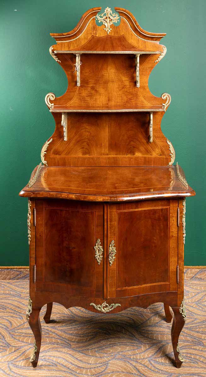 Skříňka s policemi v rokokovém stylu