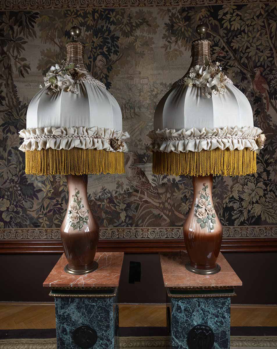 Pár dekorativních lamp v secesním stylu