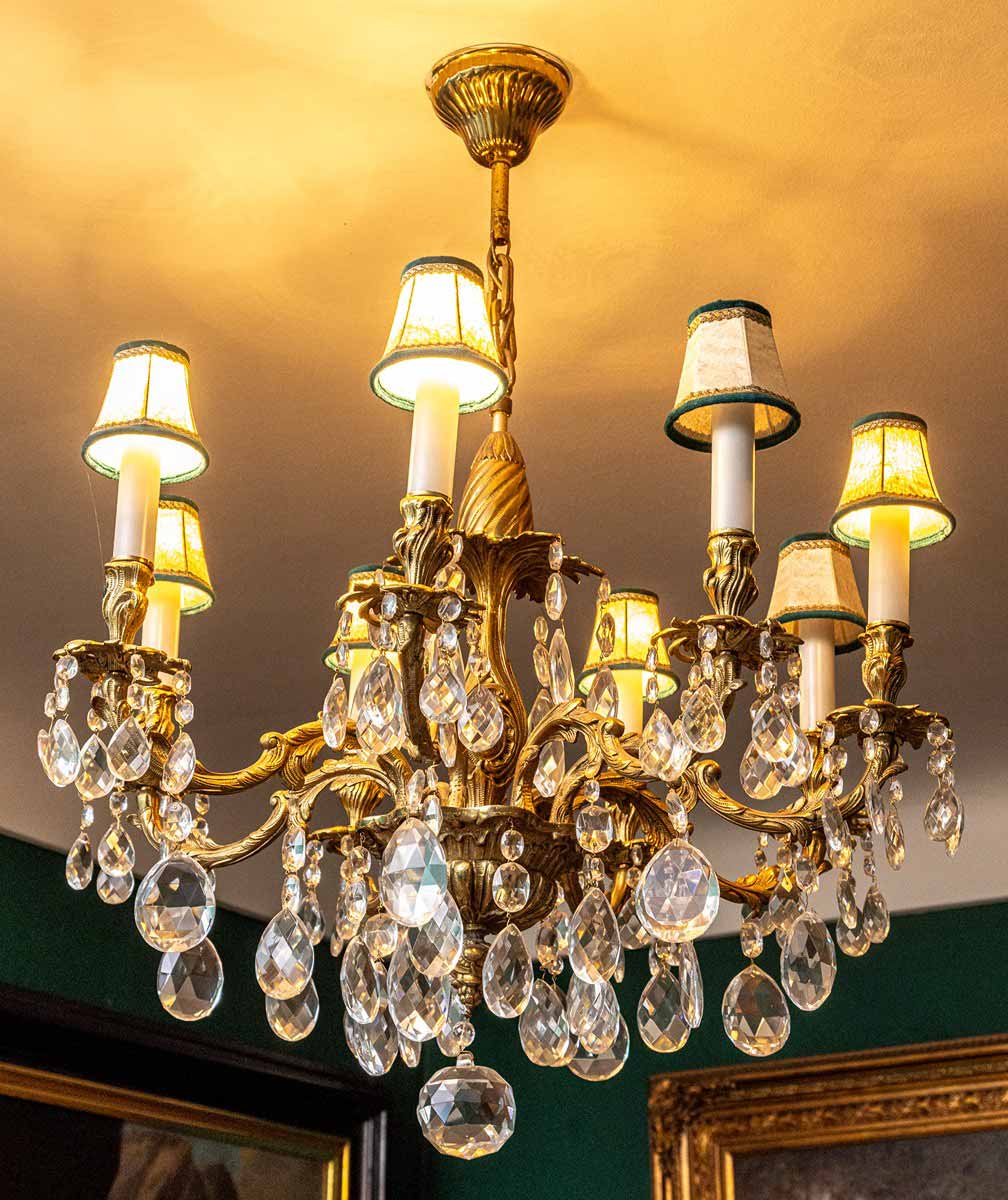 Křišťálový lustr v barokním stylu