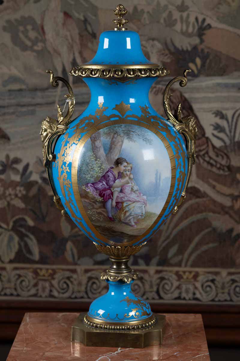 Váza v empírovém stylu