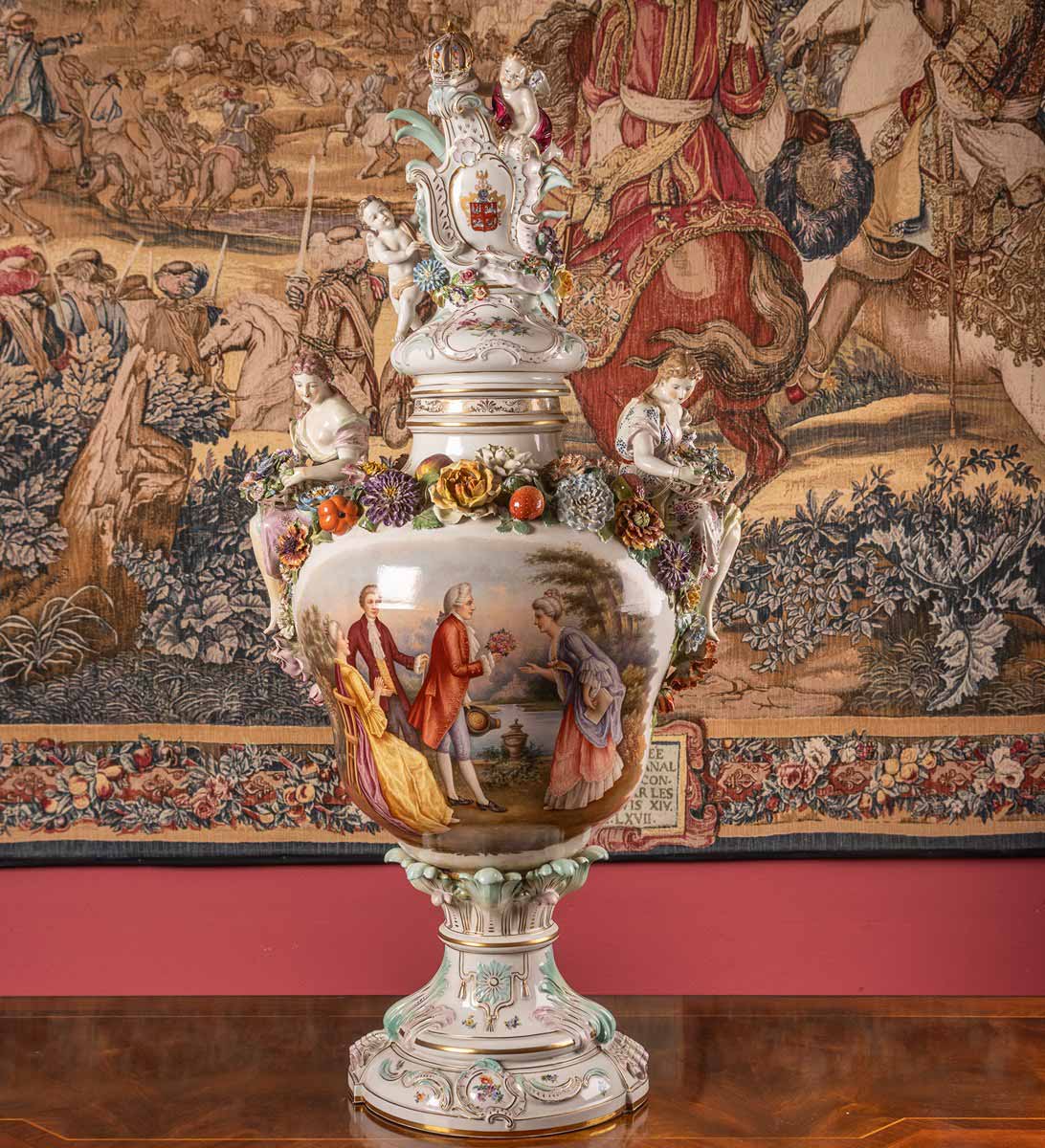 Luxusní vysoká váza s víkem