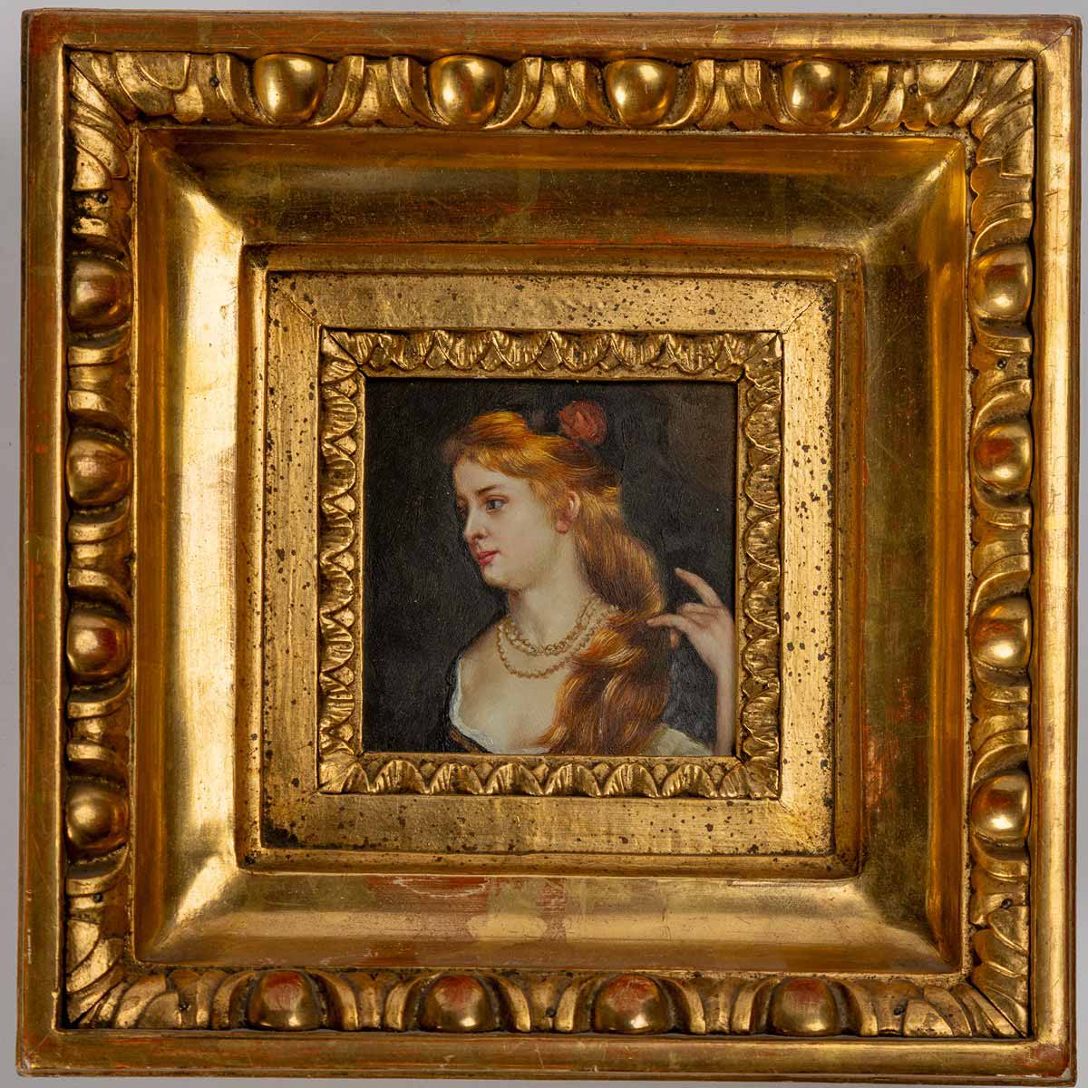 Poprsí česající se dívky