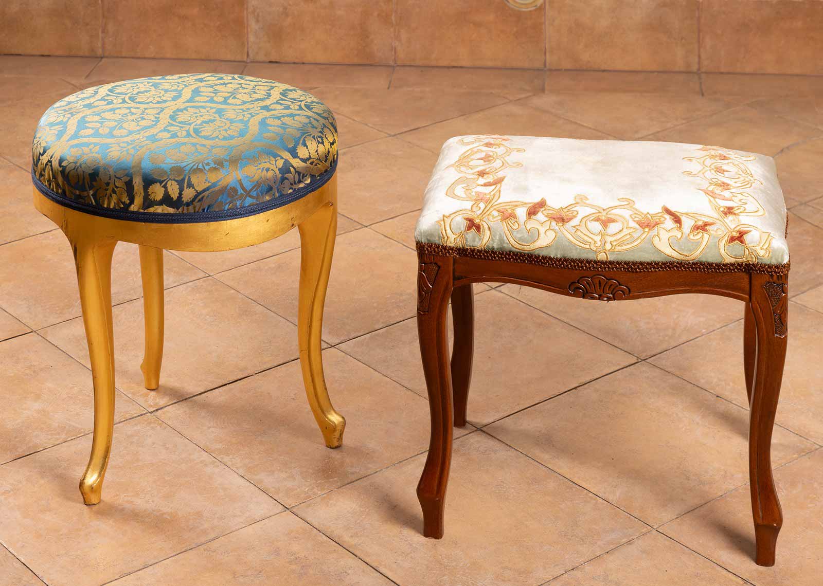 Dvě čalouněné stoličky