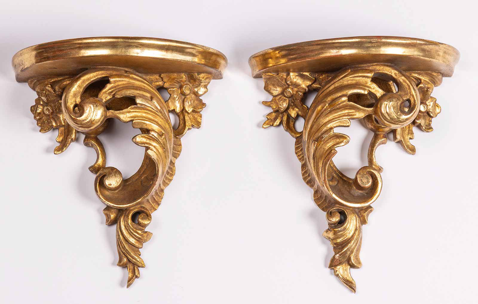 Pár konzolek v rokokovém stylu