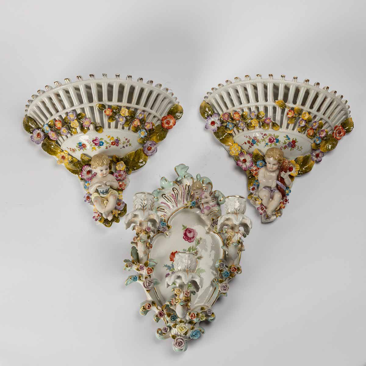 Pár figurálních konzolí a nástěnný svícen v rokokovém stylu