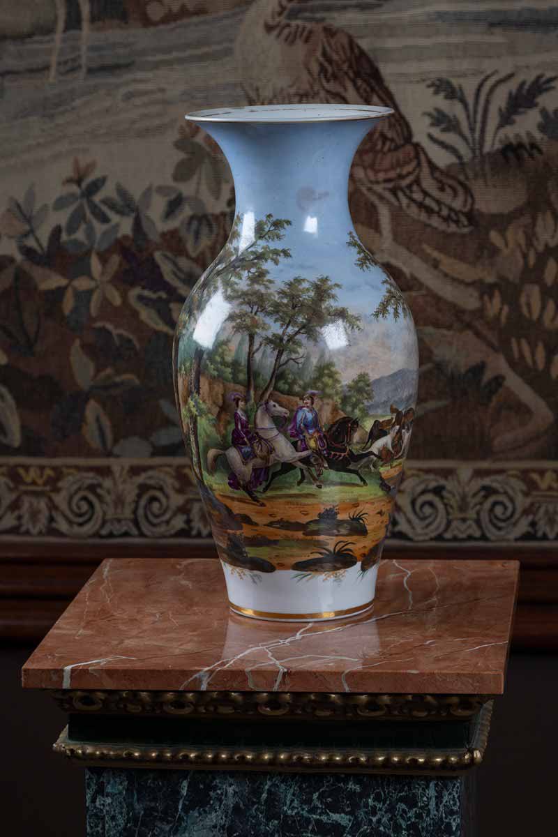 Velká váza s loveckým motivem