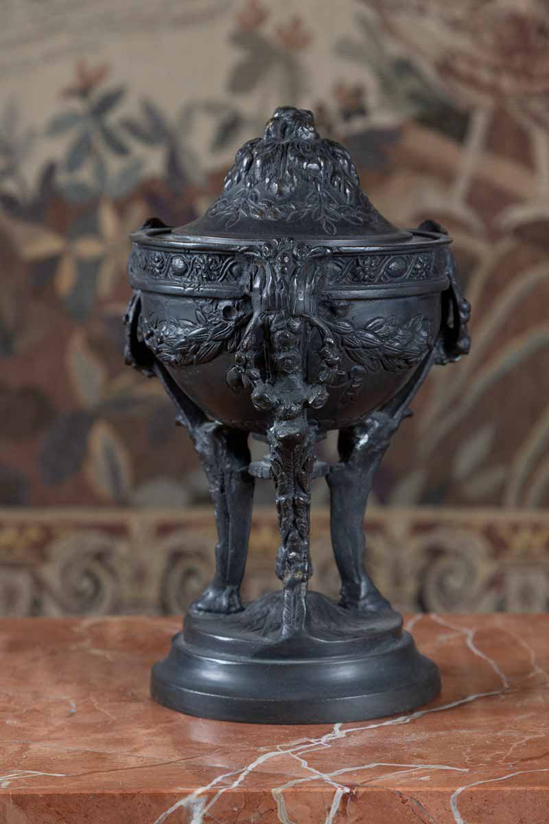 Vykuřovadlo v empírovém stylu