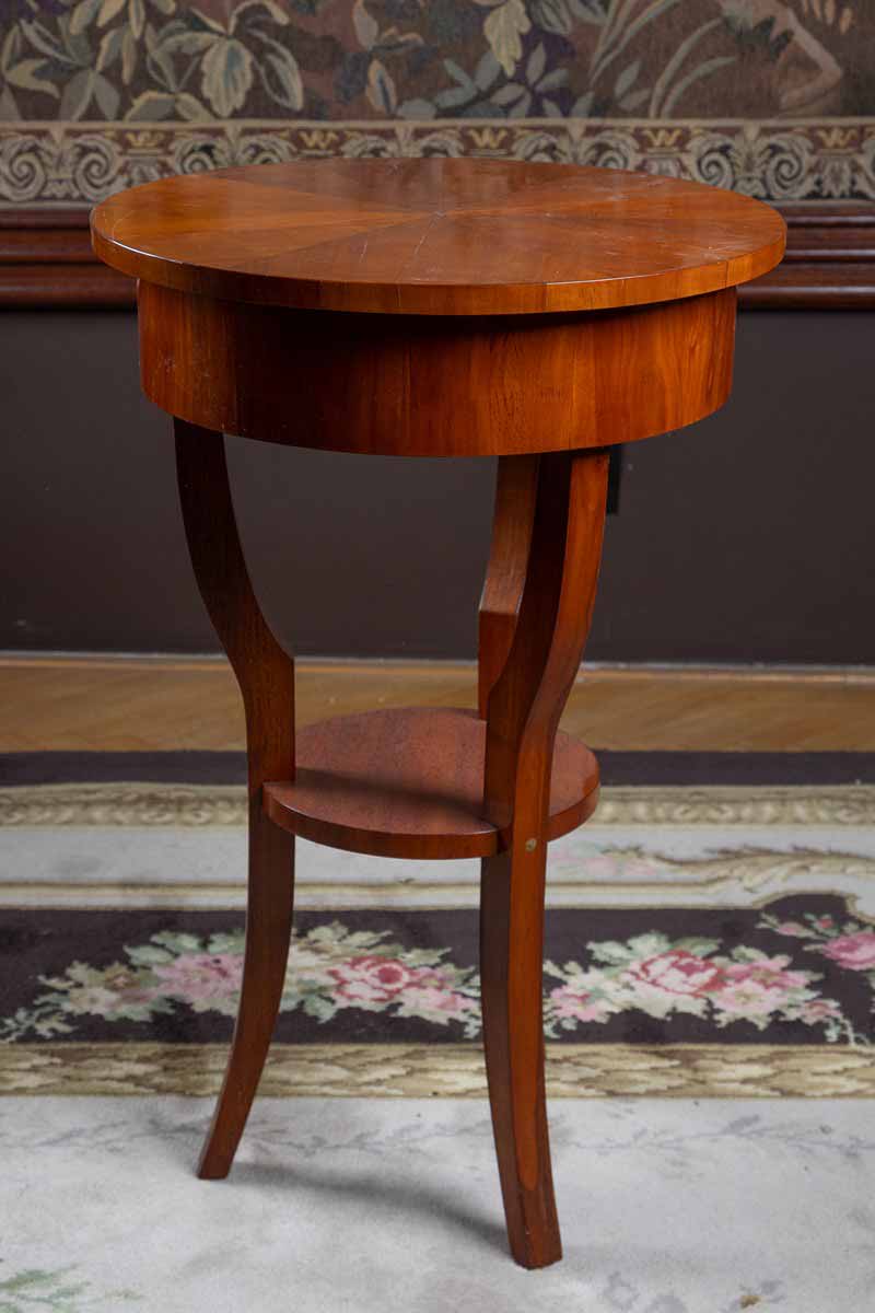 Stolek v biedermeierovém stylu