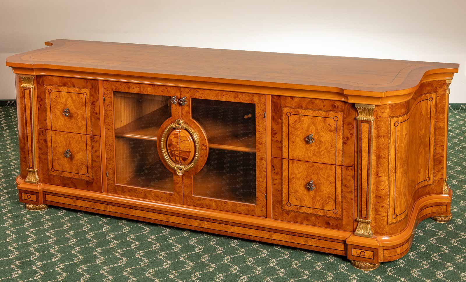 Skřínka pod televizi