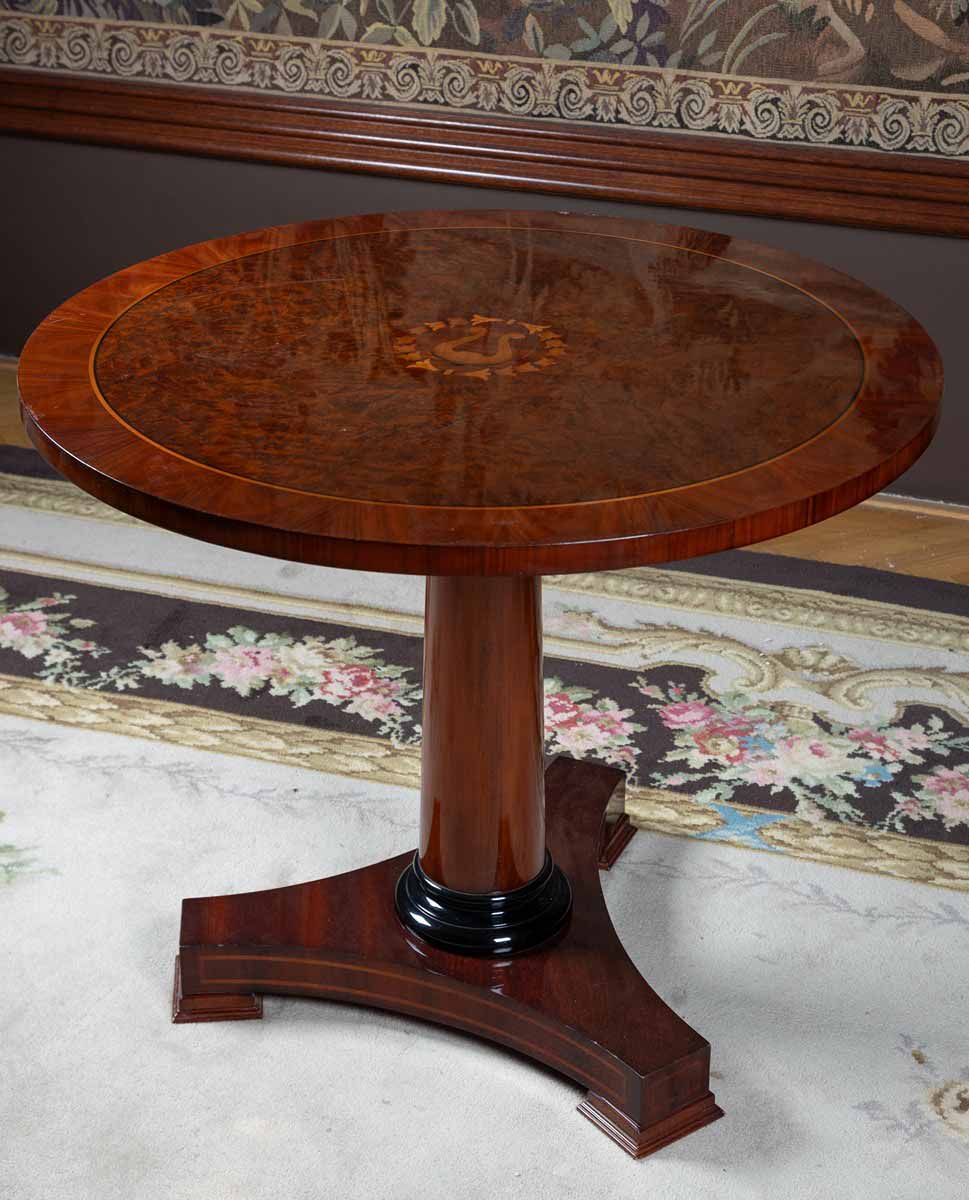 Kruhový stůl v empírovém stylu