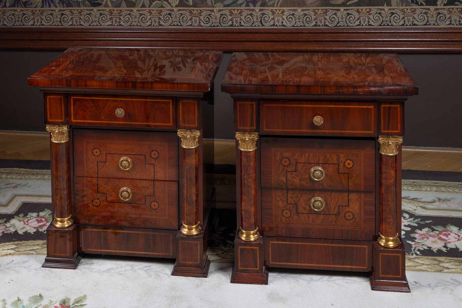 Pár skříněk v empírovém stylu