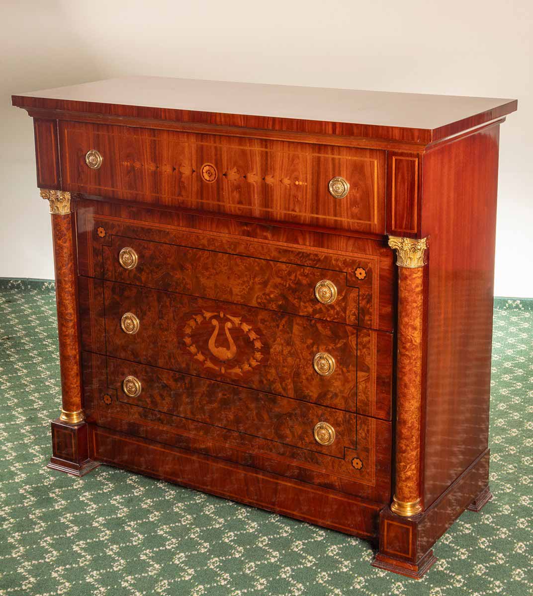 Komoda v empírovém stylu