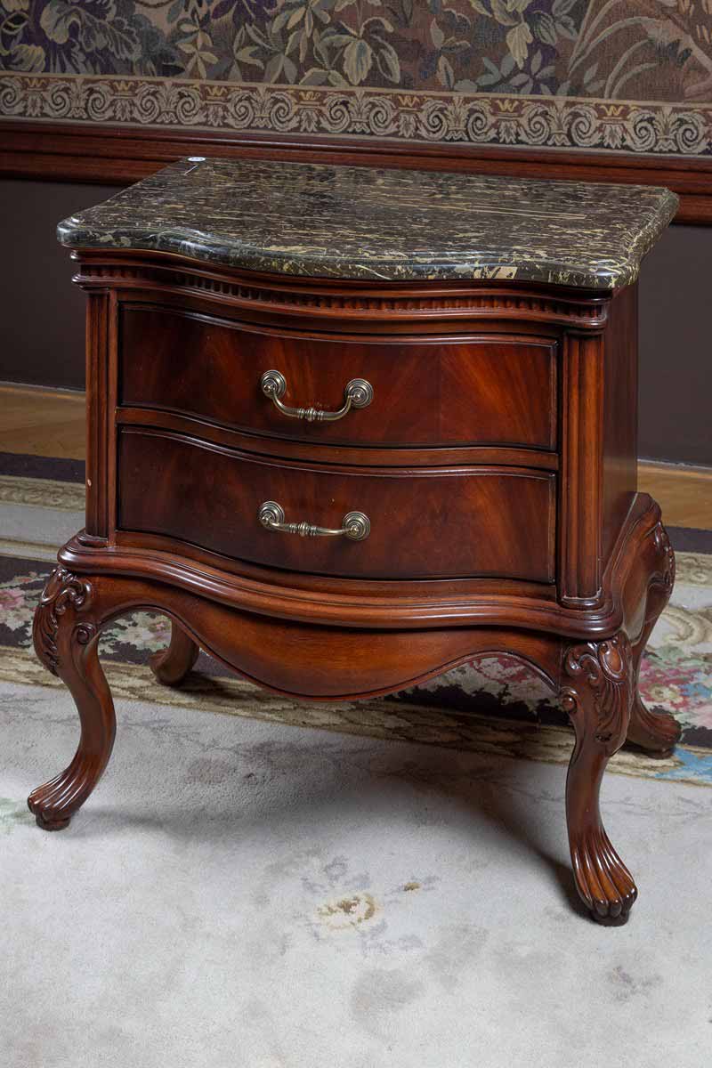 Malá komoda v barokním stylu