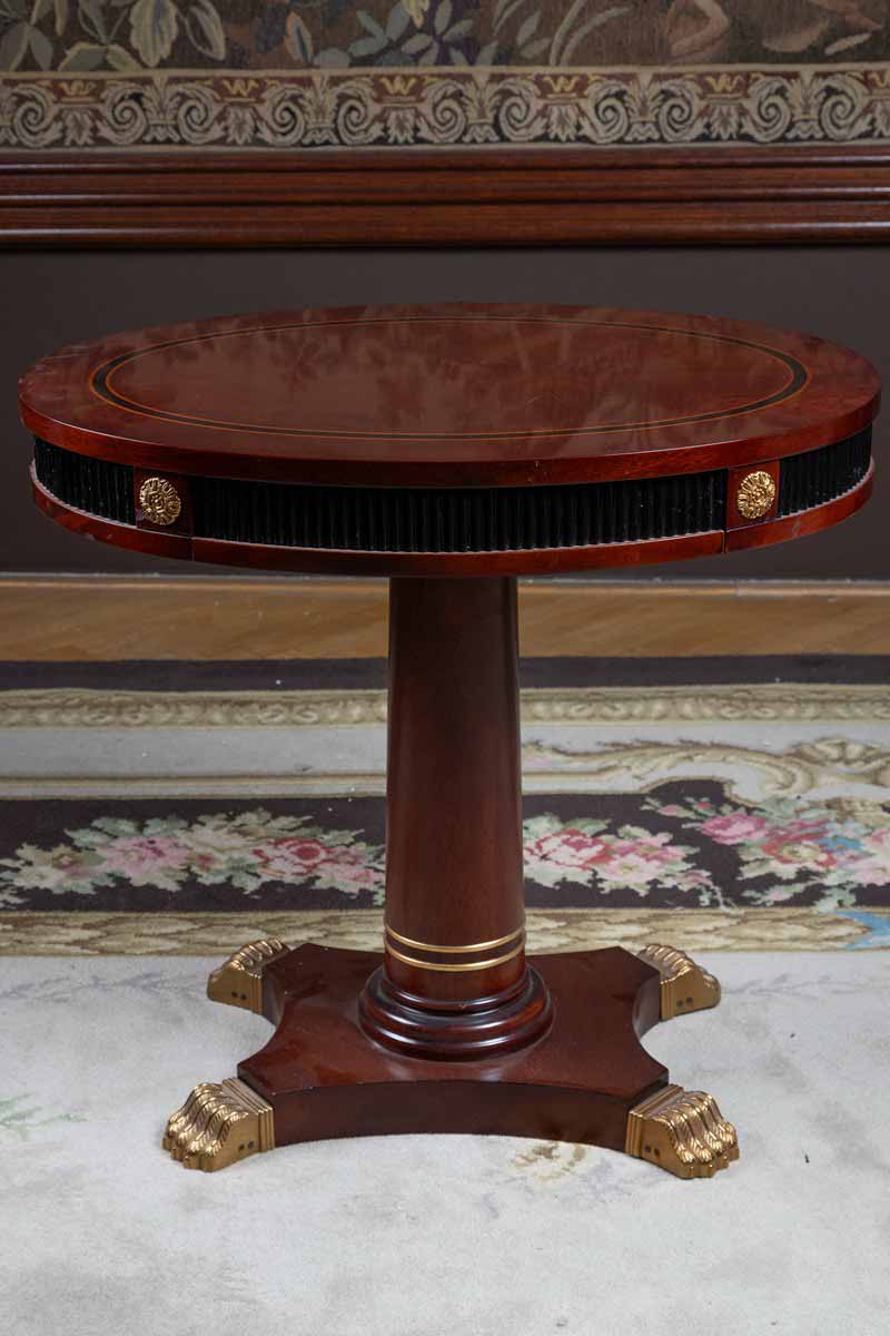 Stolek v empírovém stylu