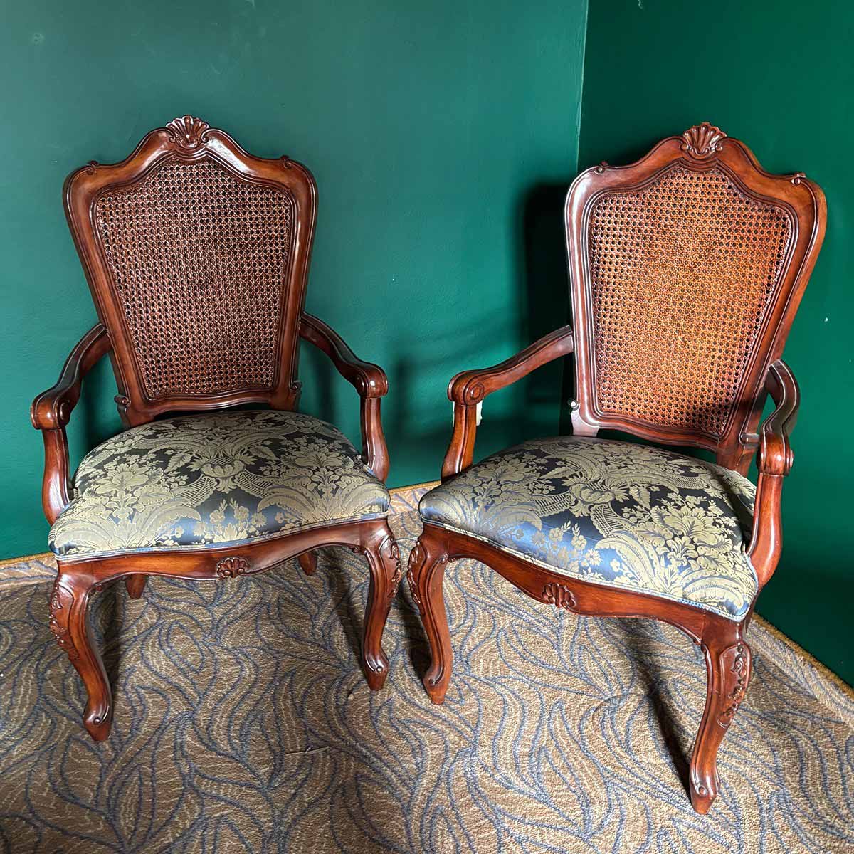 Pár křesel v rokokovém stylu