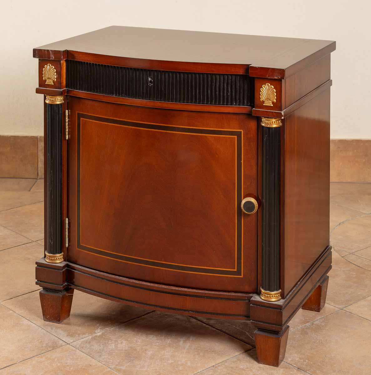 Skříňka v empírovém stylu