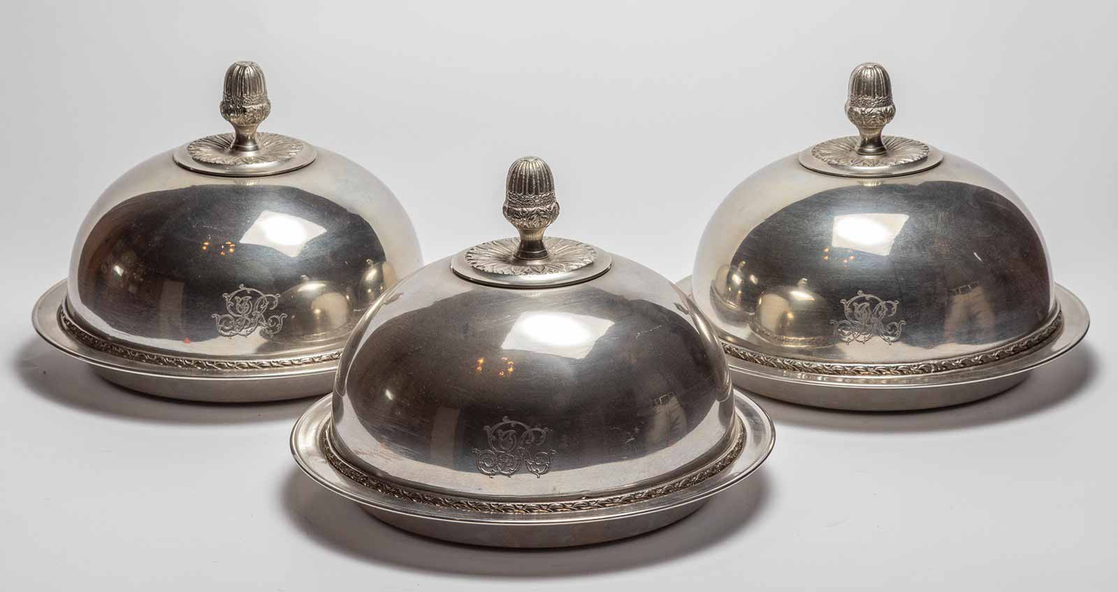 Tři talíře s poklopy