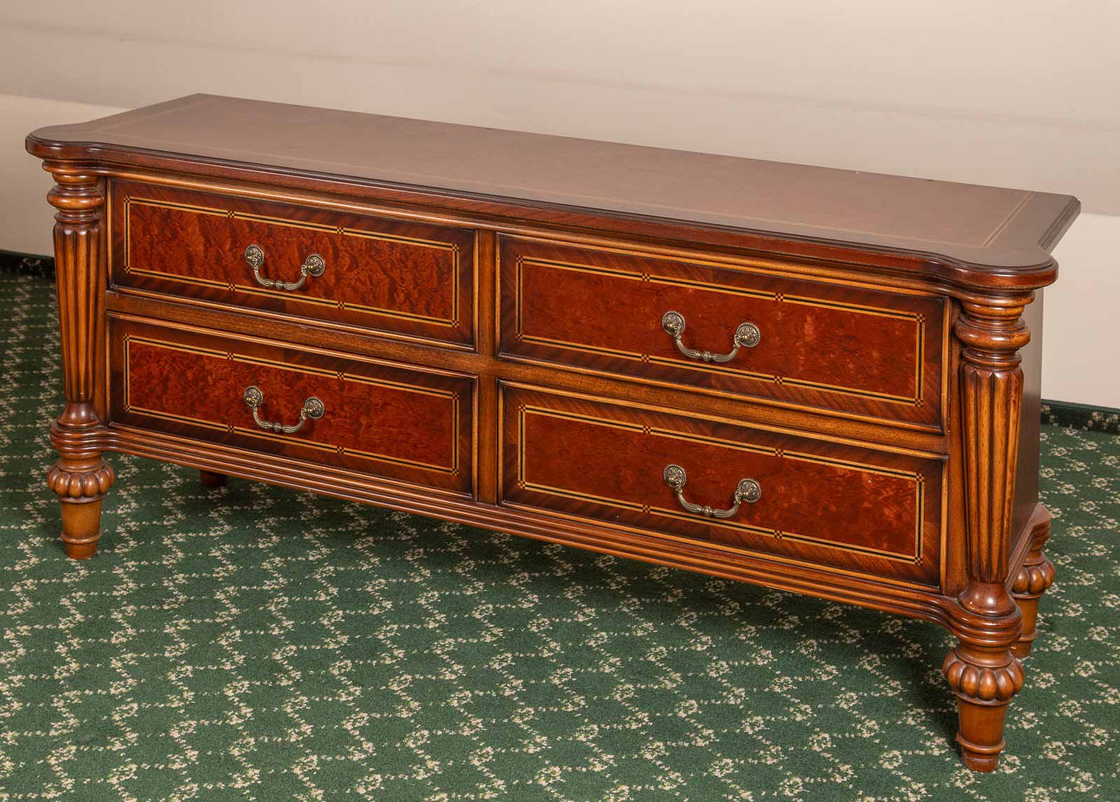 Nízká skřínka v barokním stylu