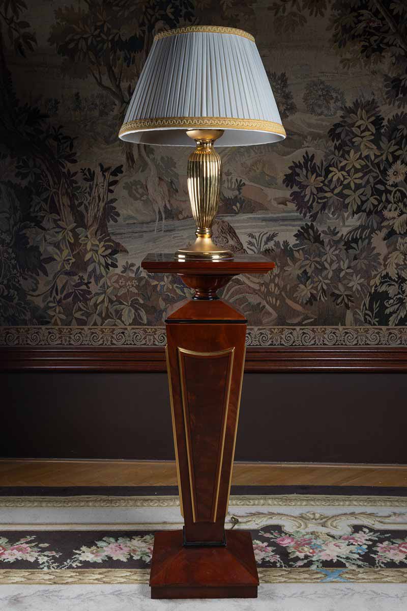 Dekorativní sloup s lampou