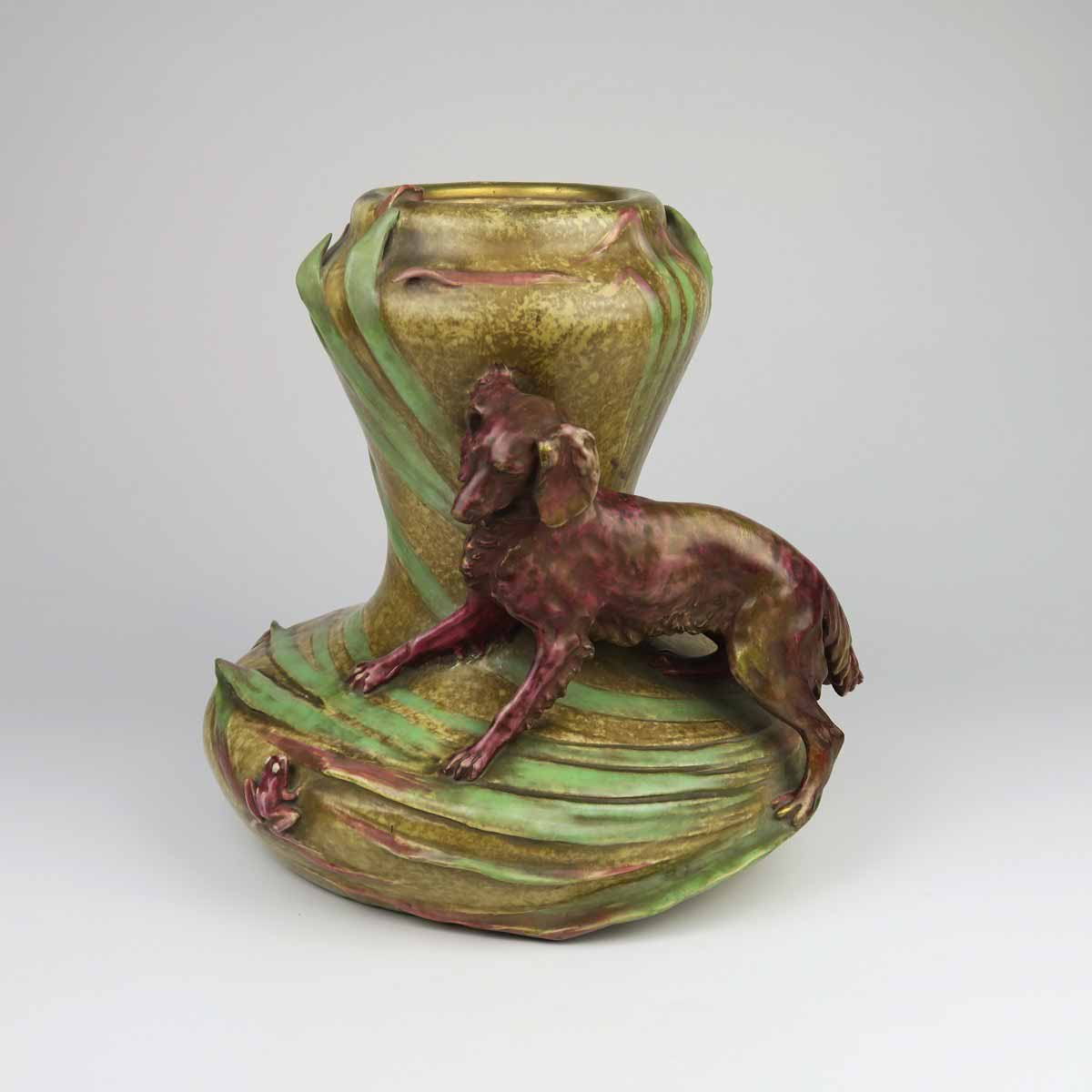 Secesní váza s loveckým psem