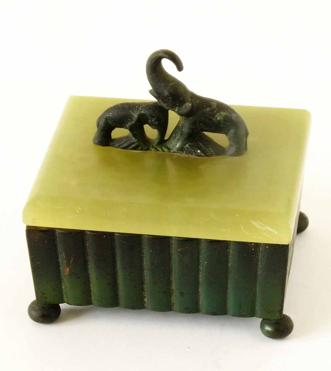 Dóza s víkem ve stylu art deco