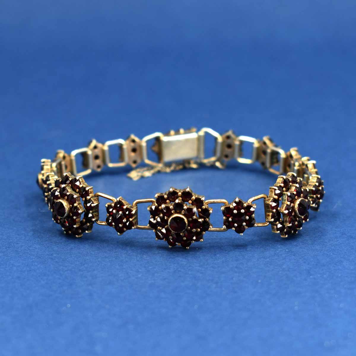 Stříbrný granátový náramek