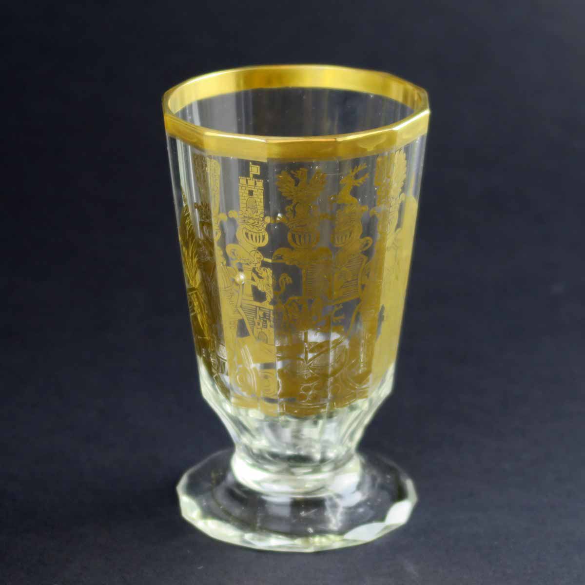 Rokokový pohárek s erbem
