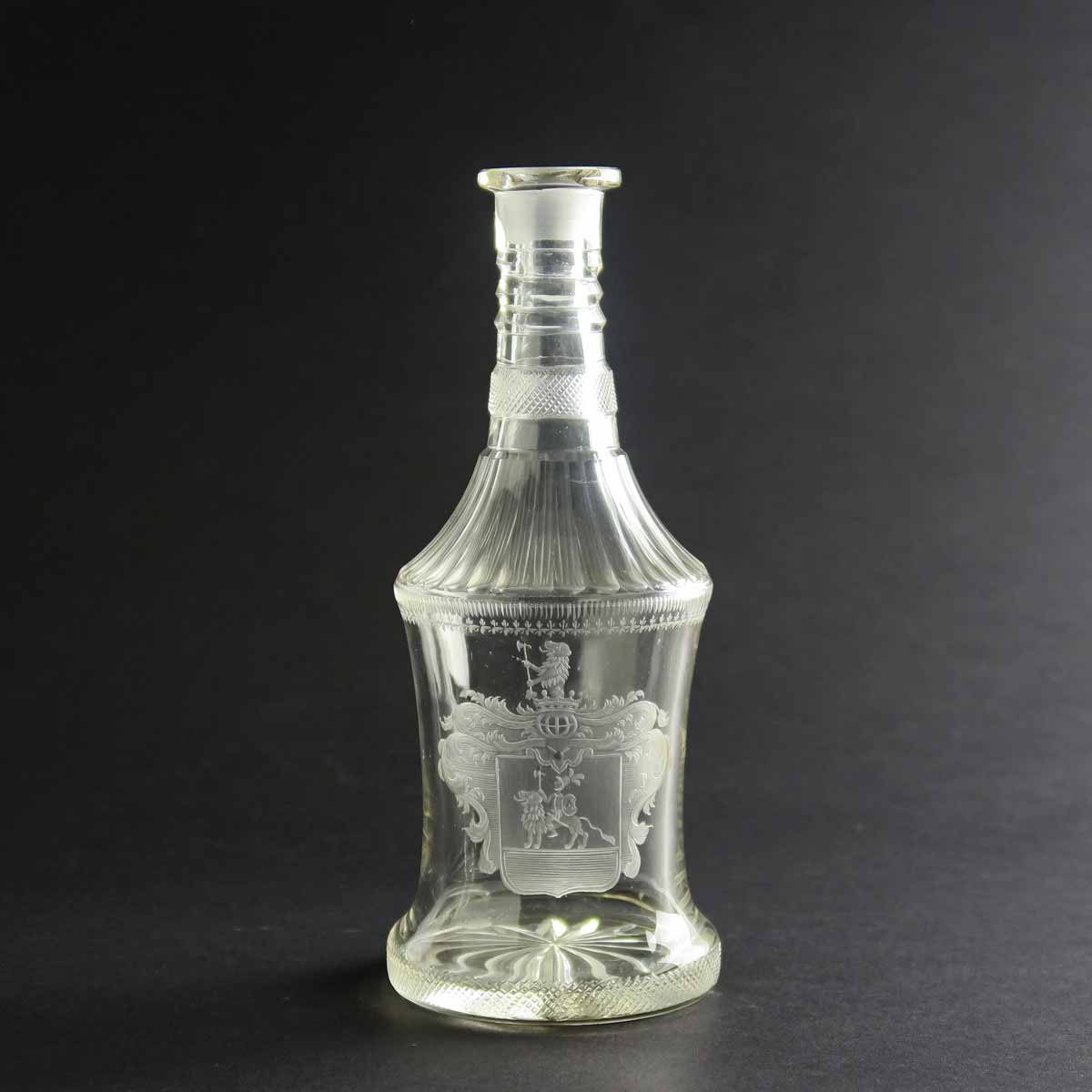 Klasicistní karafa s erbem