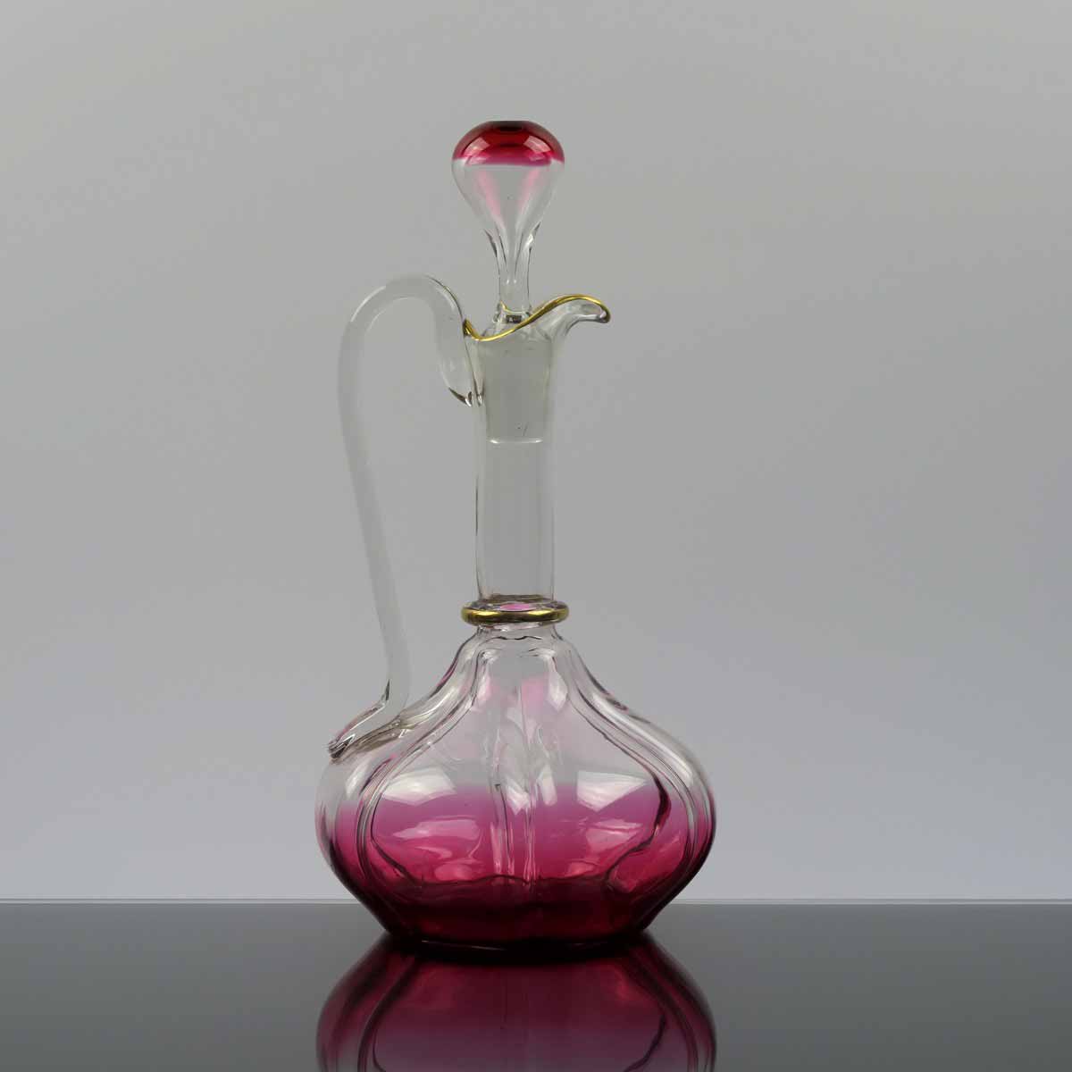 Karafa na víno se zátkou