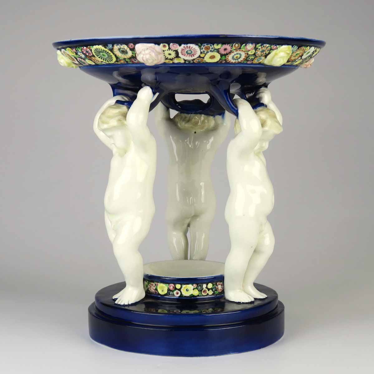 Secesní figurální nástolec