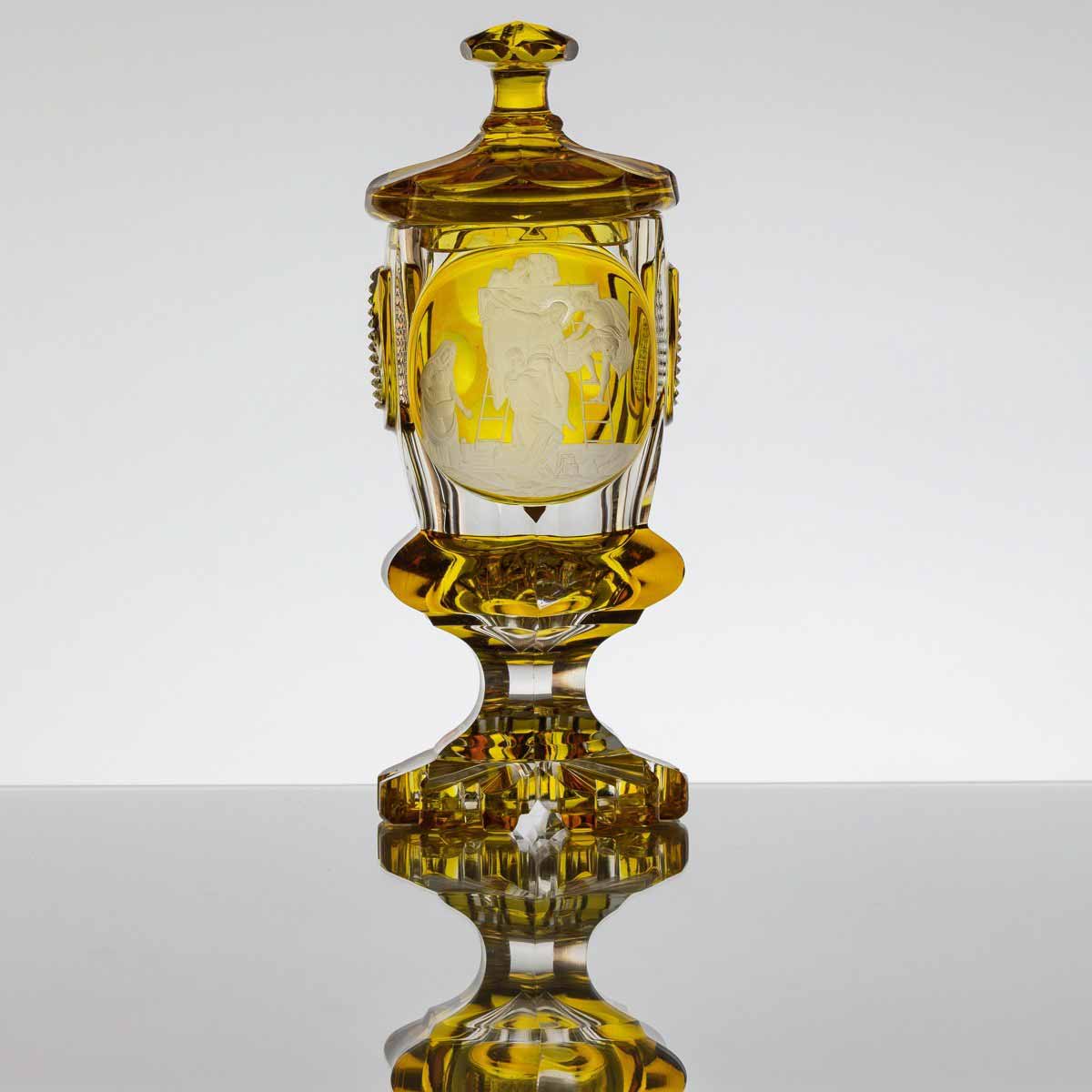 Biedermeierový pohár s víkem "Ukřižování"