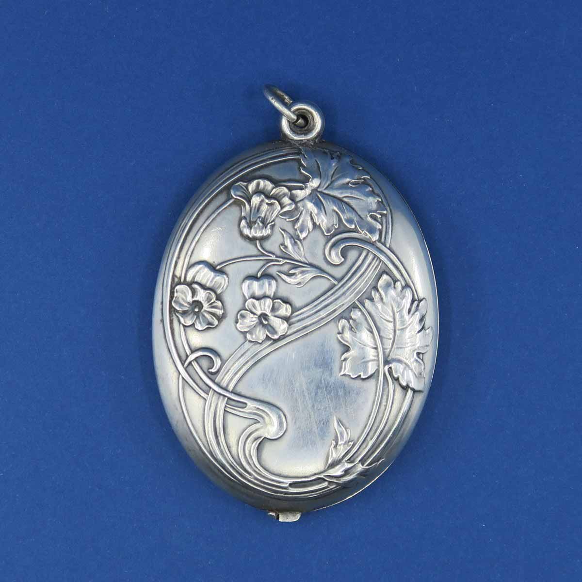 Secesní stříbrný medailon