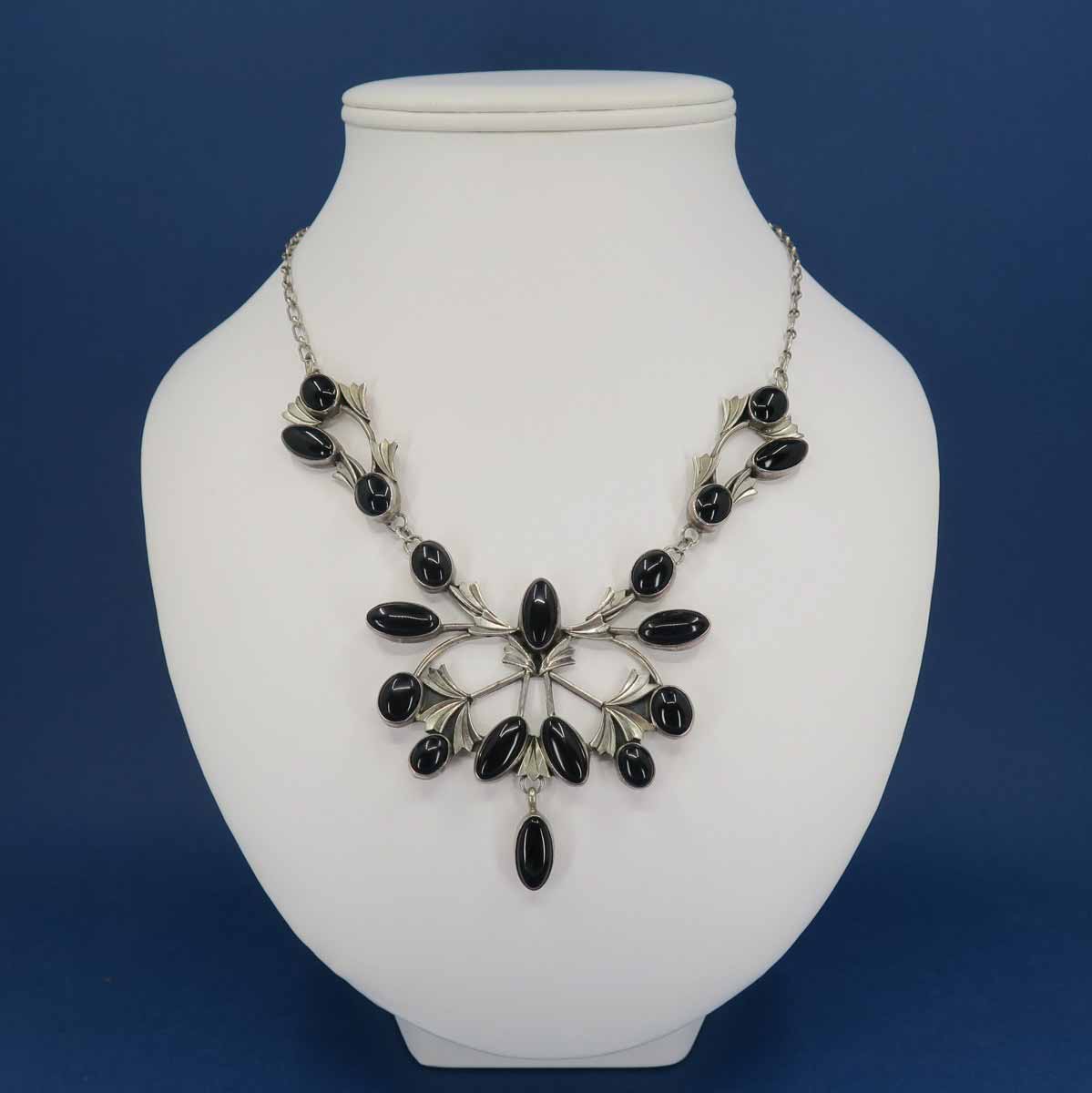 Stříbrný náhrdelník v secesním stylu
