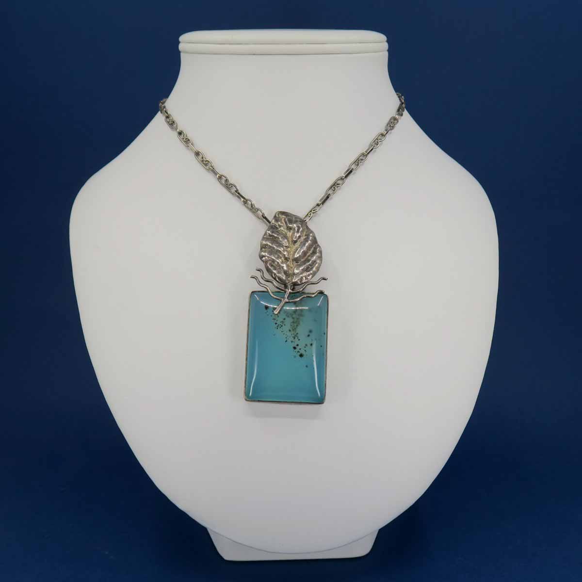 Stříbrný náhrdelník s achátem