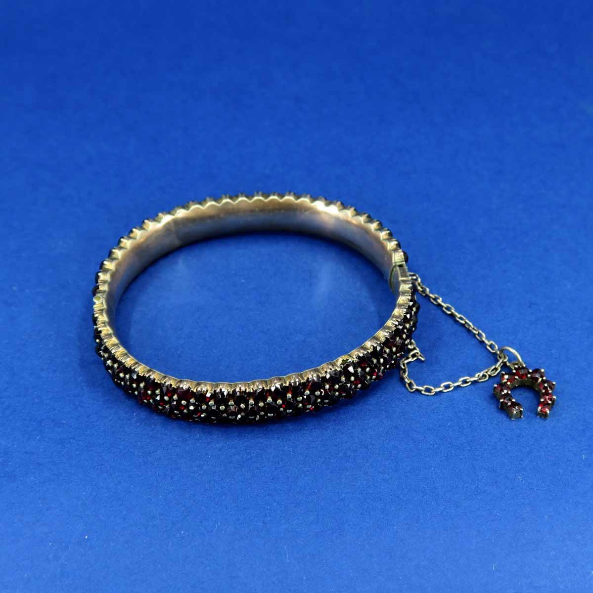 Granátový náramek