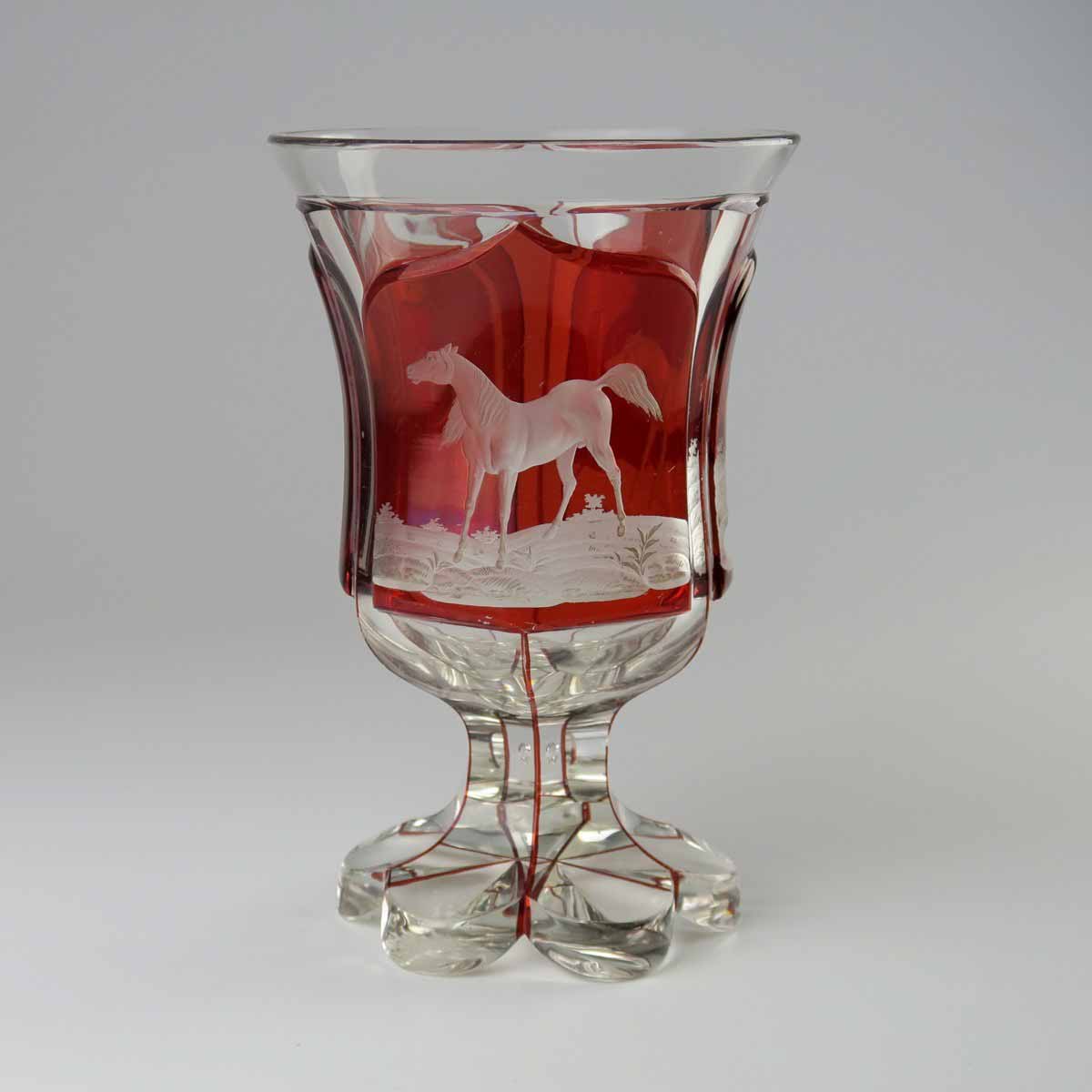 Biedermeierový pohár se dvěma hřebci