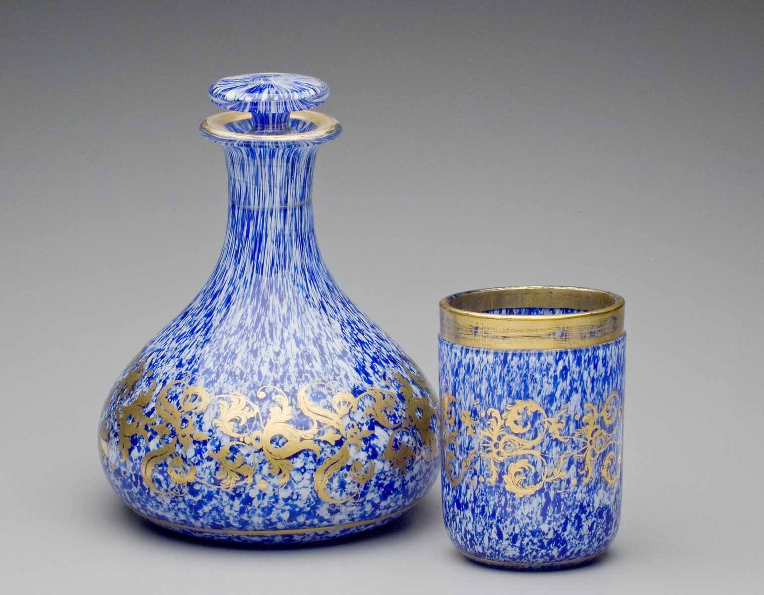 Lahev s číškou na vodu