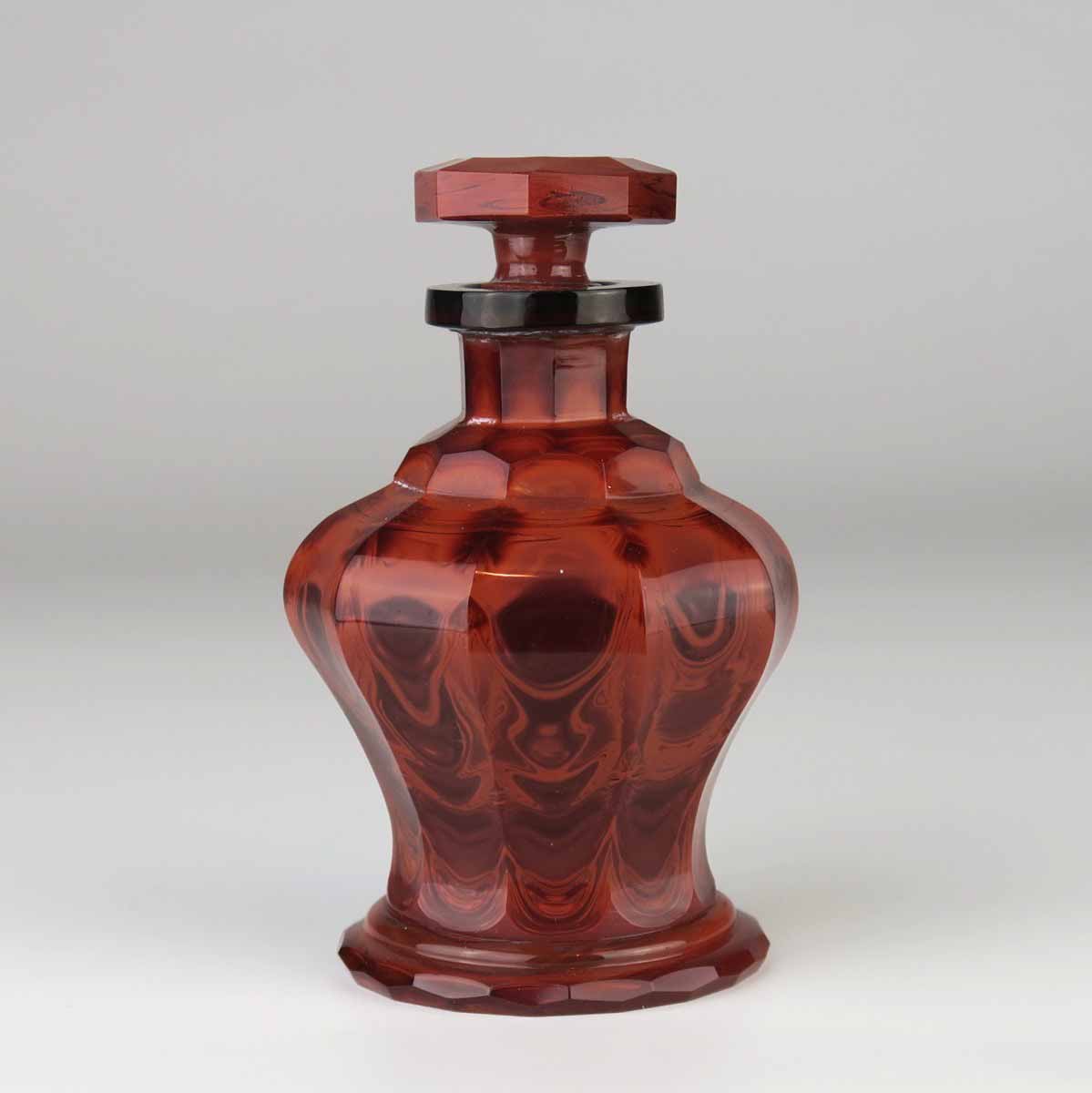 Biedermeierový hyalitový flakon se zátkou