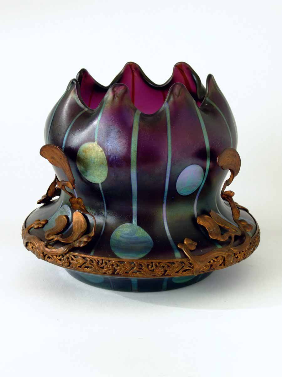 Secesní váza v kovové montáži