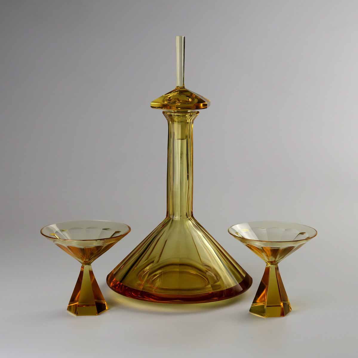 Karafa s odlivkami ve stylu art deco