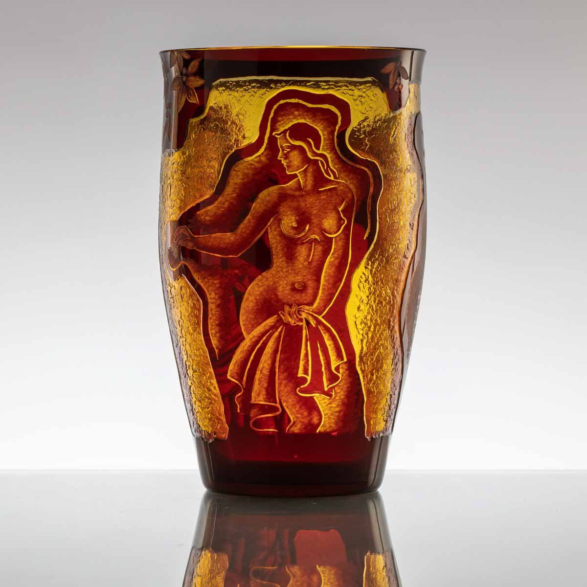 Alois Hásek - váza "Dívčí akty"