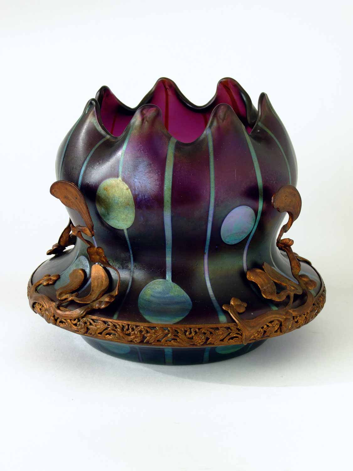 Secesní váza v kovové montáži