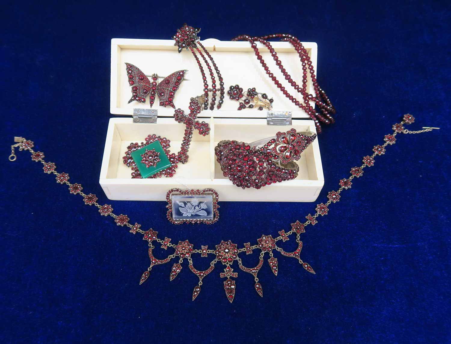 Exponát ledna – Granátové šperky